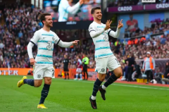 青涩足坛时光：同窗好友的成长与挑战